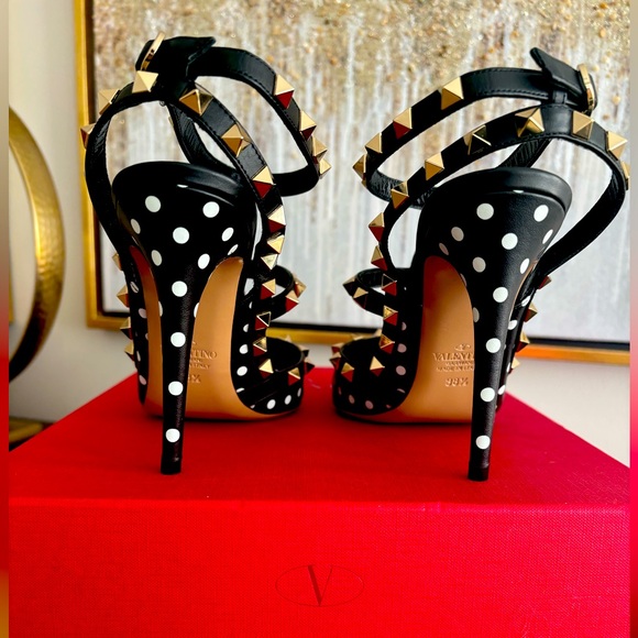 Very Elegant Valentino Garavani Classic Rockstud pumps! Brand new in box! 38.5 - Picture 15 of 16
